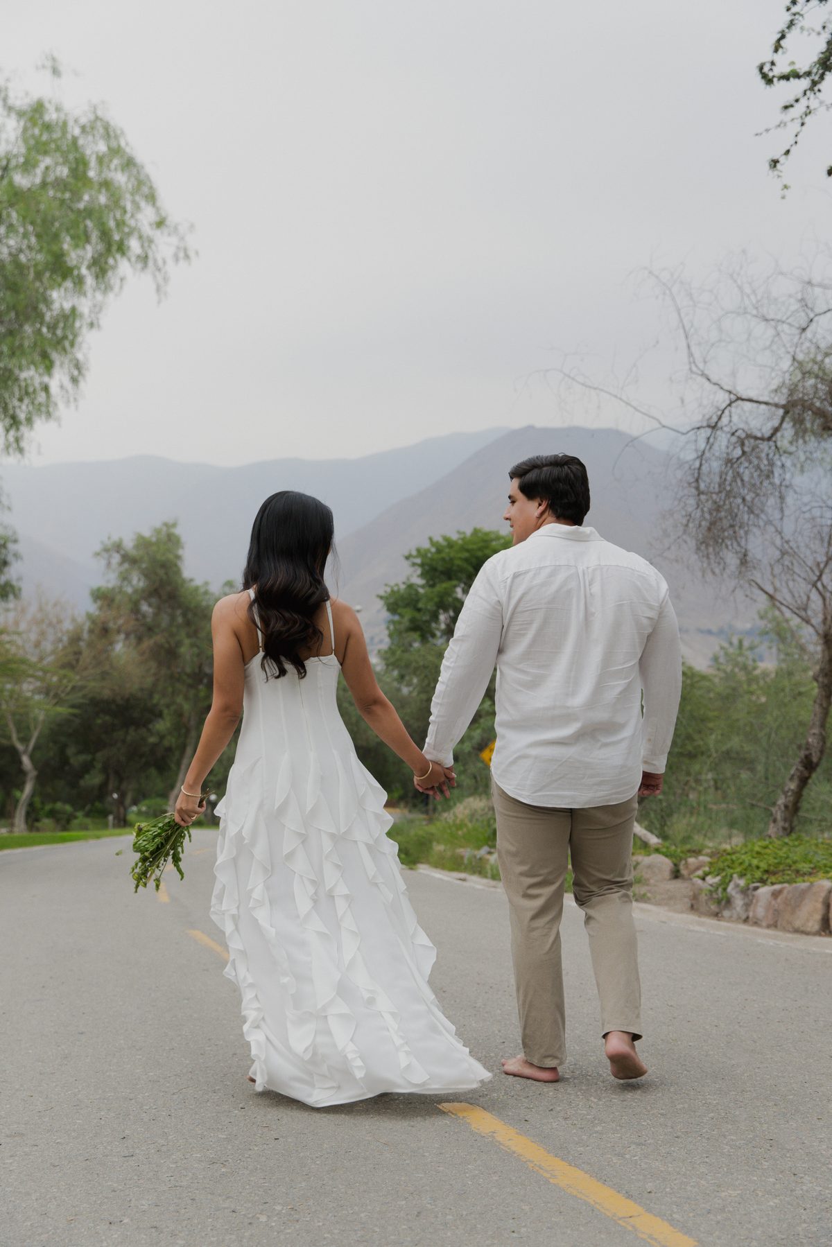 Cristell y Alvaro caminando hacia las montañas