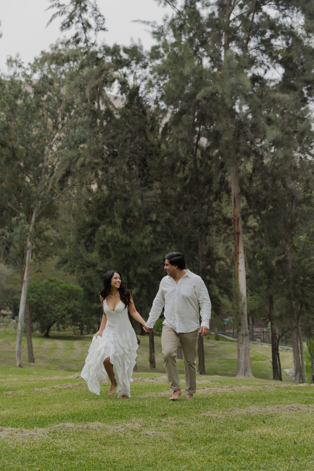 Cristell y Alvaro caminando