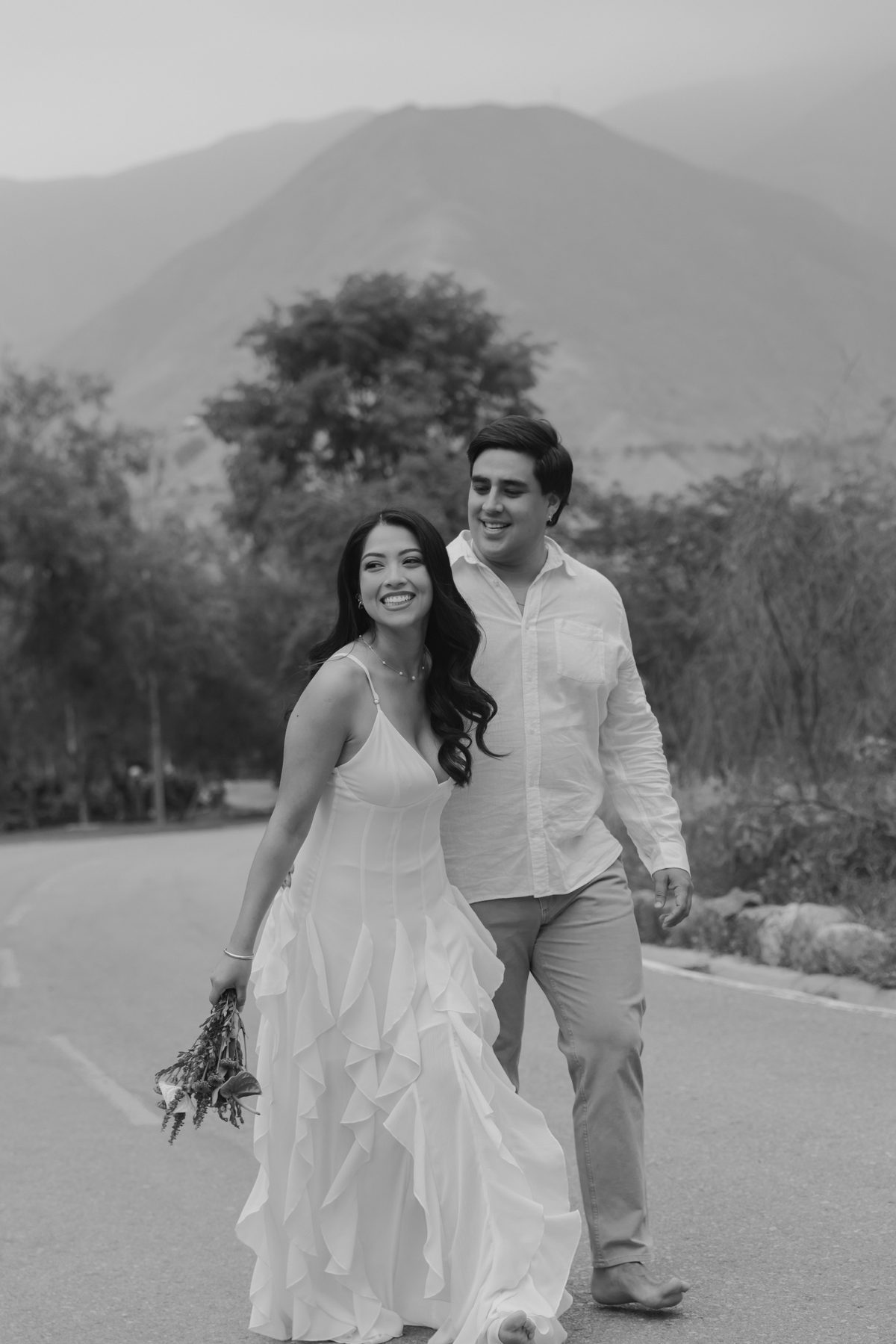 Caminando juntos con las montañas de fondo