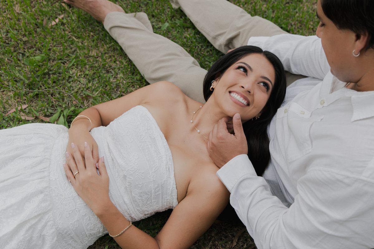 Recostados en el pasto