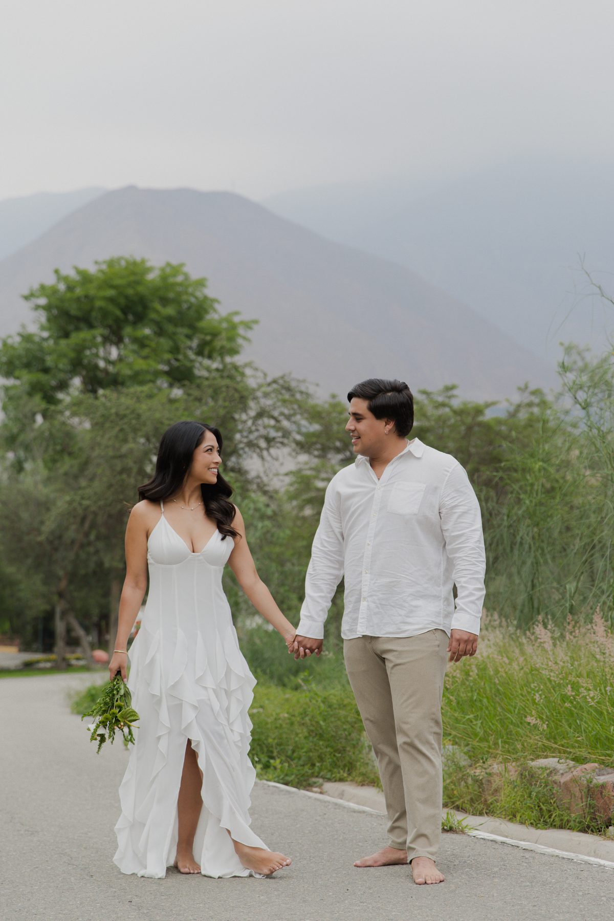 Cristell y Alvaro juntos con las montañas de fondo